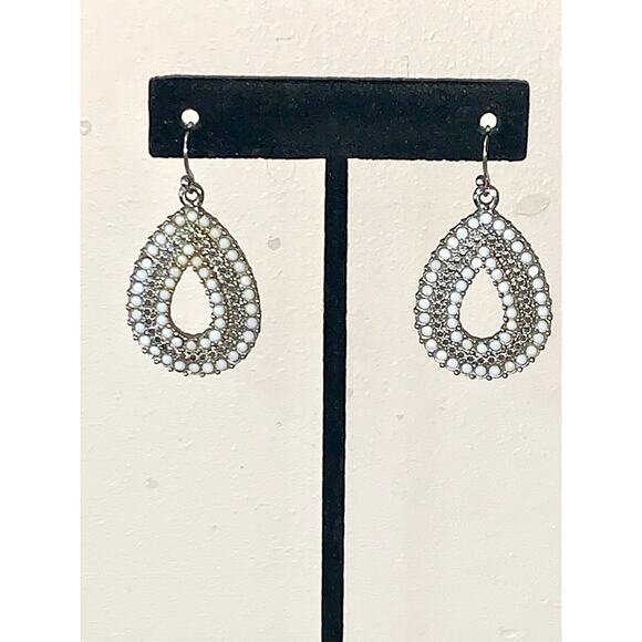 Silver Tone White Beaded Oval Teardrop Dangle Drop Earrings EUC - Picture 7 of 8